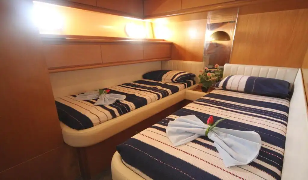 YACHT LUXURY LEGENDS